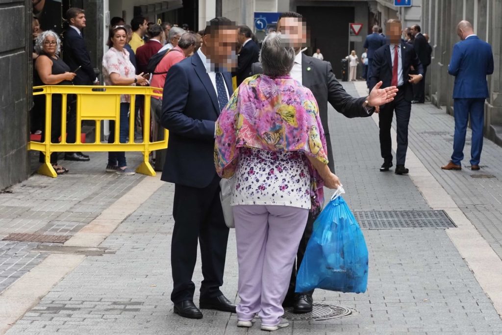 La anécdota en la visita real a Tenerife: la vecina que se saltó el cordón de seguridad para tirar la basura