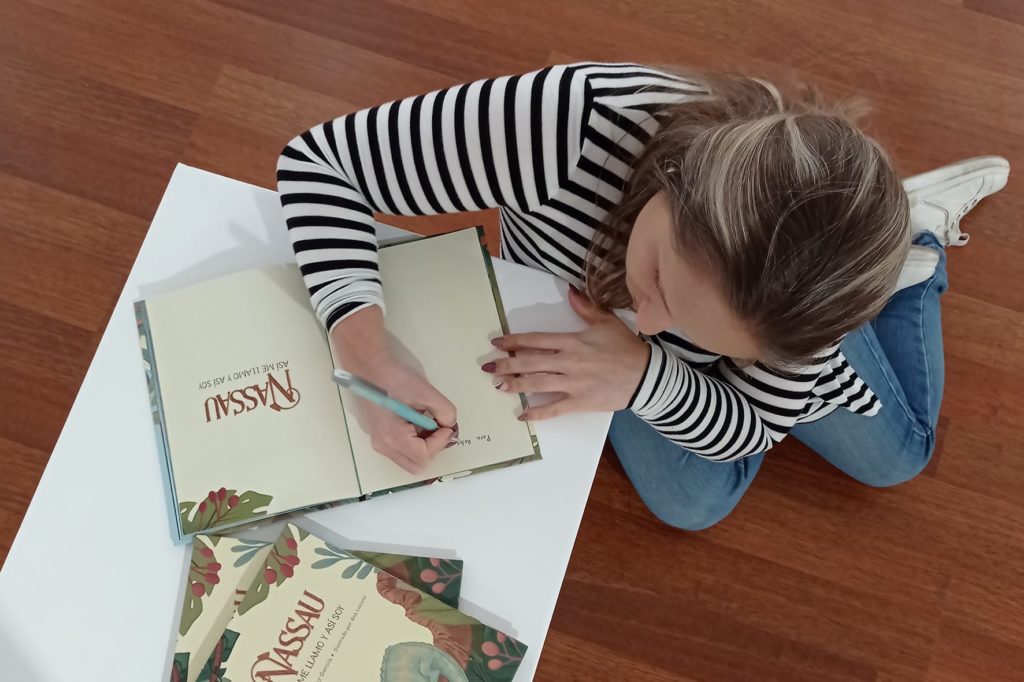 Nayra Rodríguez firma un ejemplar de 'Nassau'. DA