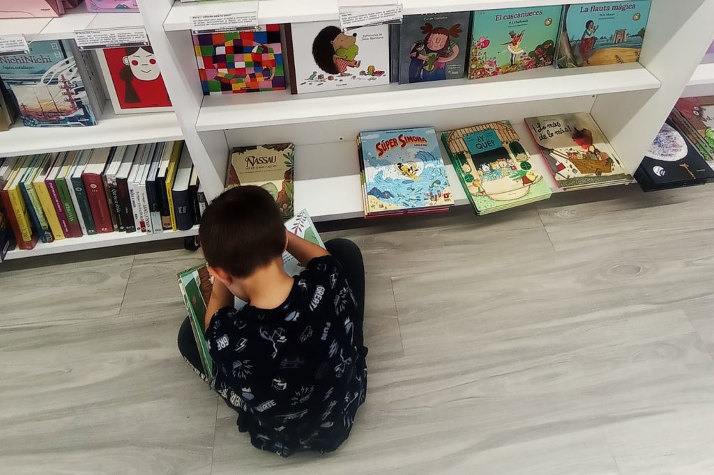 El pequeño Lucas con un libro. DA