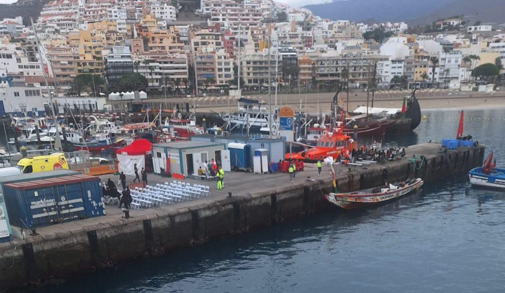 Llegada de una embarcación al puerto de Los Cristianos. DA