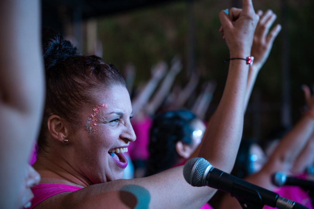 El mercado de La Salud se convirtió en el epicentro de la fiesta chicharrera, con actuaciones de murgas, comparsas y orquestas