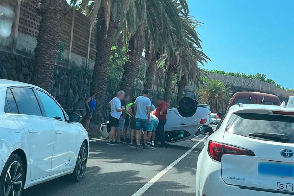 Un hombre herido tras volcar un turismo en Tenerife
