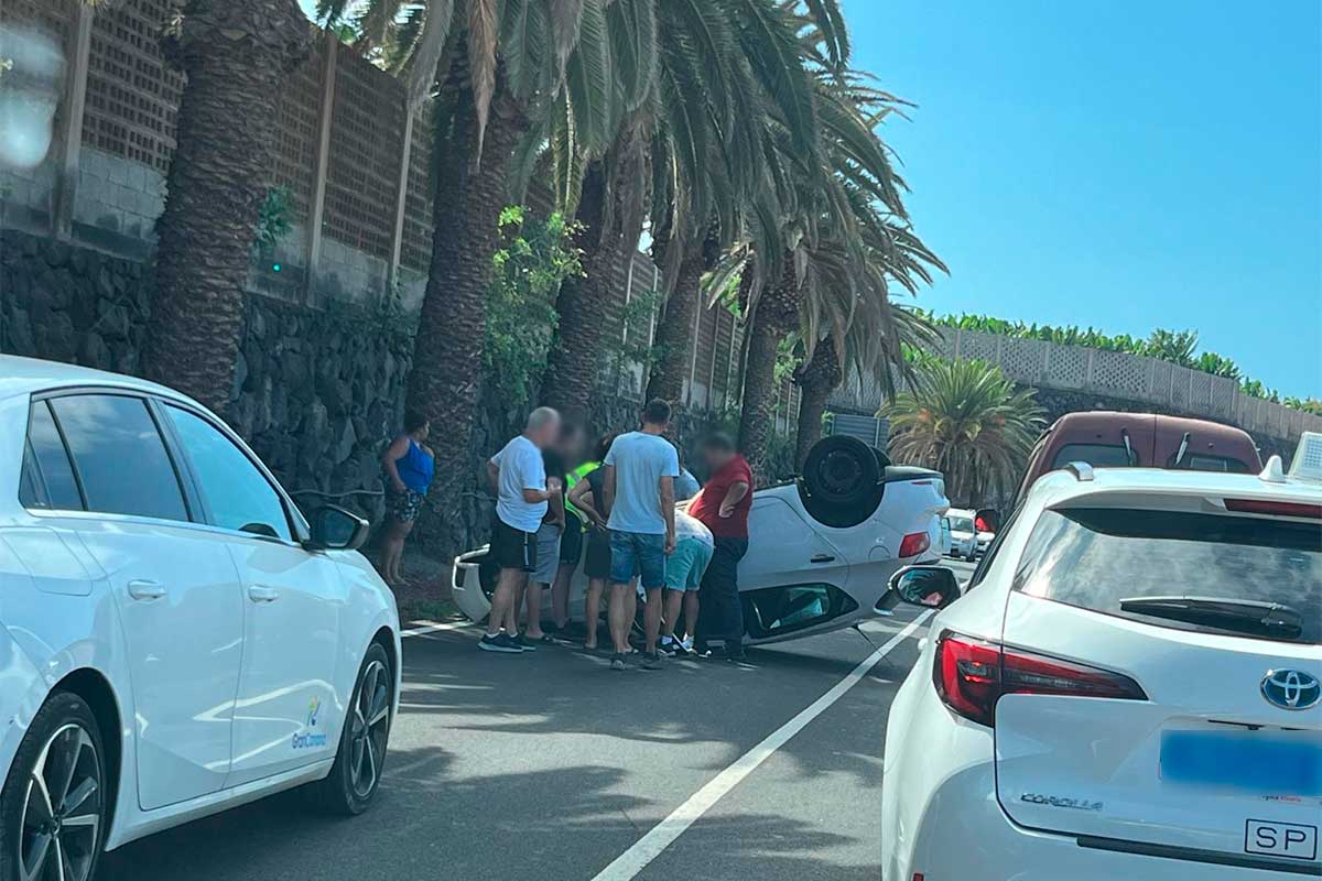 Un hombre herido tras volcar un turismo en Tenerife