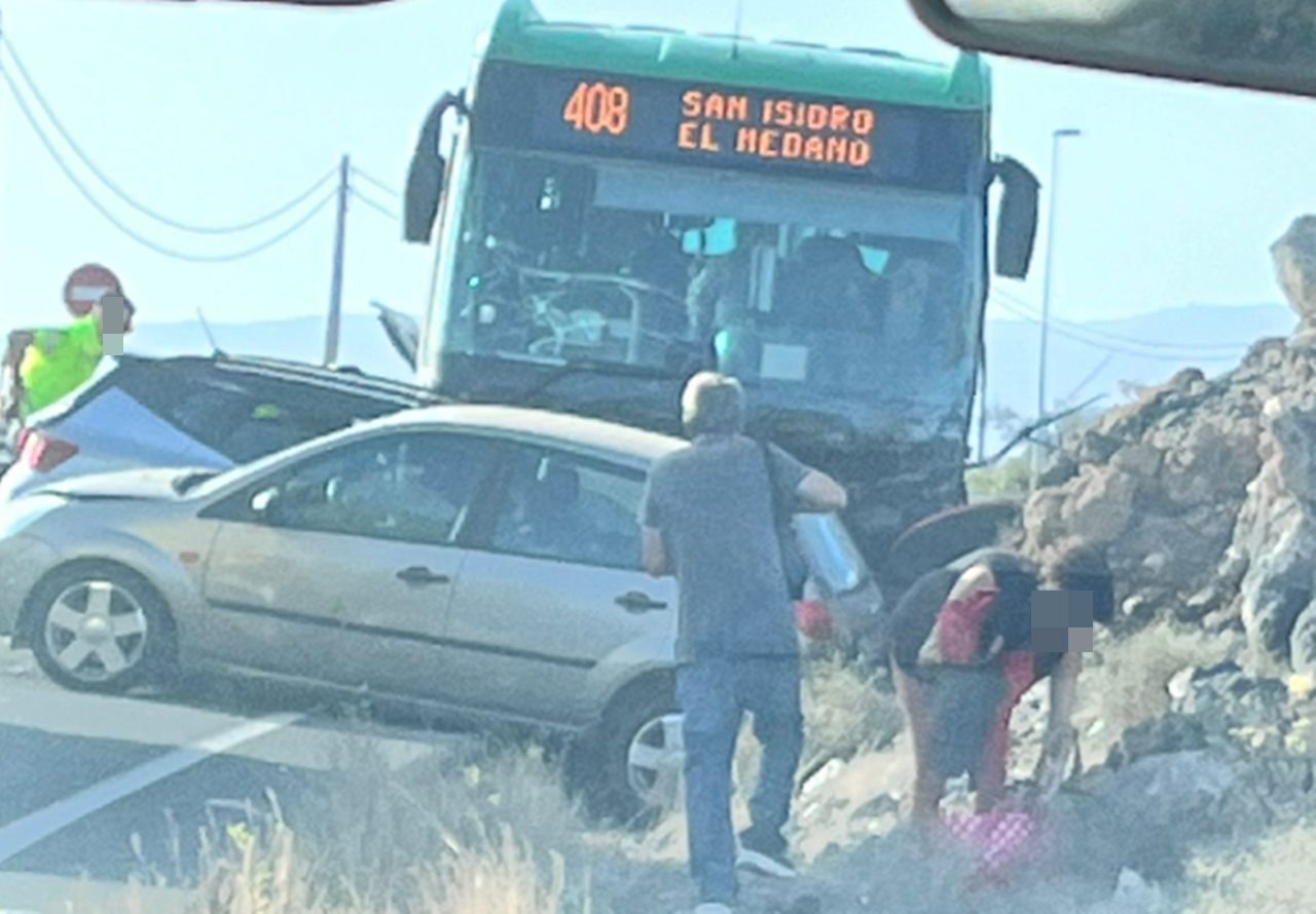 Al menos una persona fallecida en un accidente entre una guagua y cuatro vehículos en Tenerife