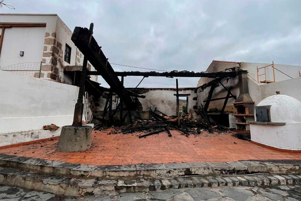 Un incendio calcina un lagar de 200 años en Canarias