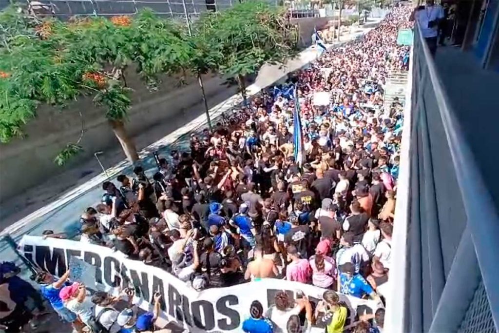 "Nuestro escudo se respeta": peñas y aficionados blanquiazules se manifiestan contra Garrido y su gestión