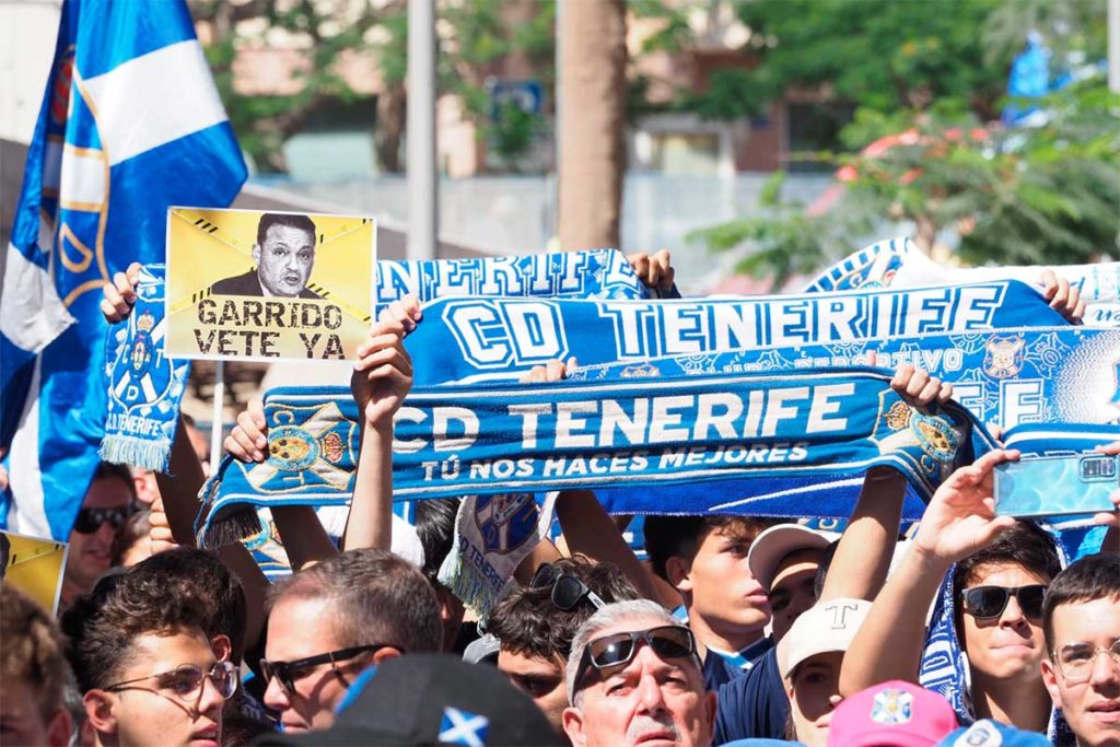 “Garrido, vete ya!”: la afición blanquiazul se manifiesta contra el máximo accionista