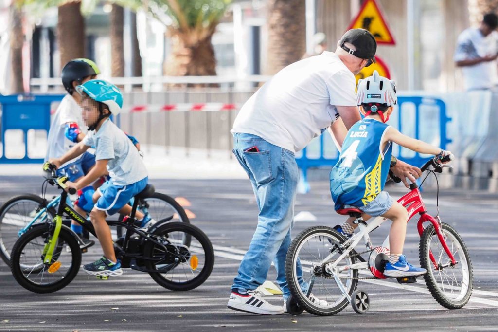 Bicicletas sustituyeron a los coches en la avenida de Anaga. Sergio Méndez