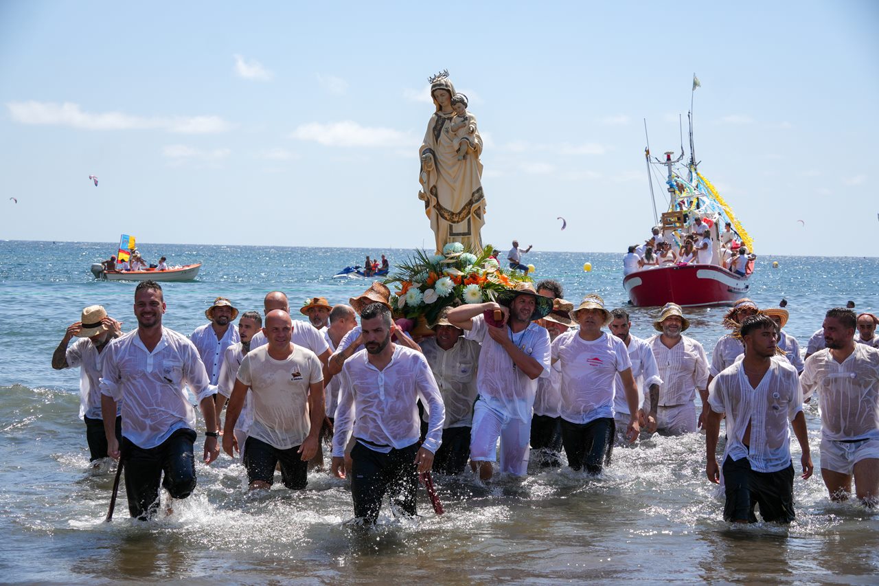 Una multitud de fieles acompañó a la Virgen de Roja hasta el mar.