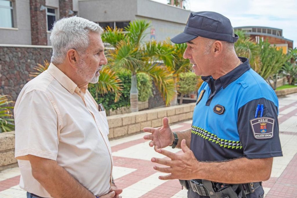 Un policía local salva la vida de un bebé en Tenerife
