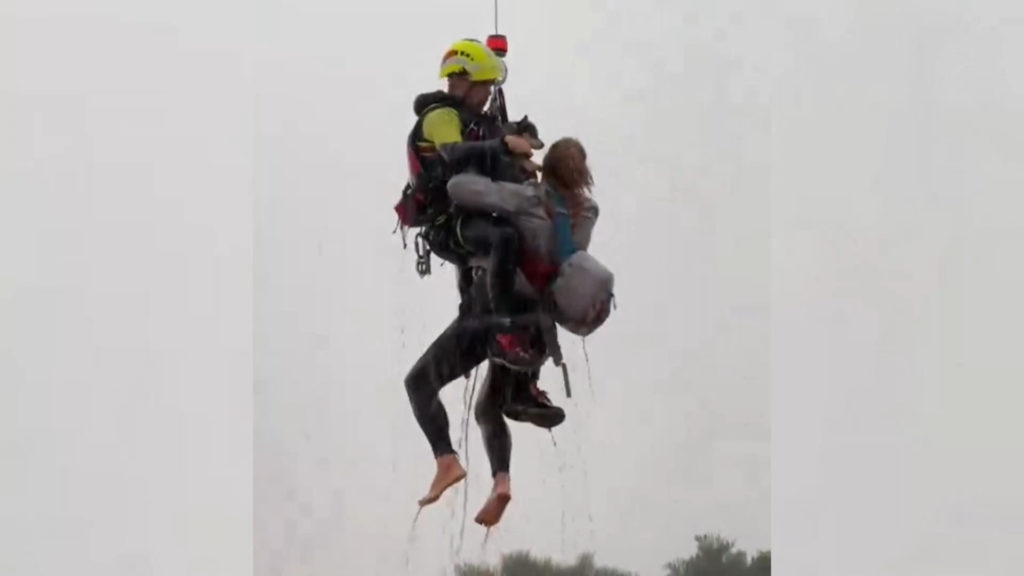 Rescate por vía aérea de una persona en Requena. EFE