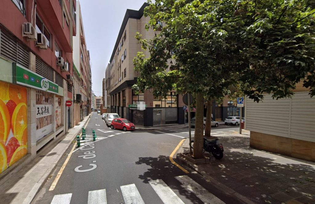 Pillan a un grafitero en Santa Cruz y este se enfrenta a la policía