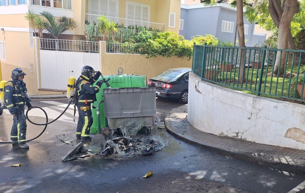 Nuevos contenedores quemados en Santa Cruz: la Policía Local comunica más incendios