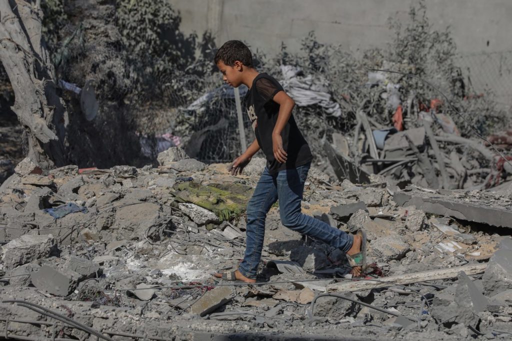 Un niño palestino camina entre los escombros de una casa destruida por un ataque aéreo israelí en Deir al-Bala. Omar Ashtawy/APA Images vía ZUMA Press Wire/dpa.