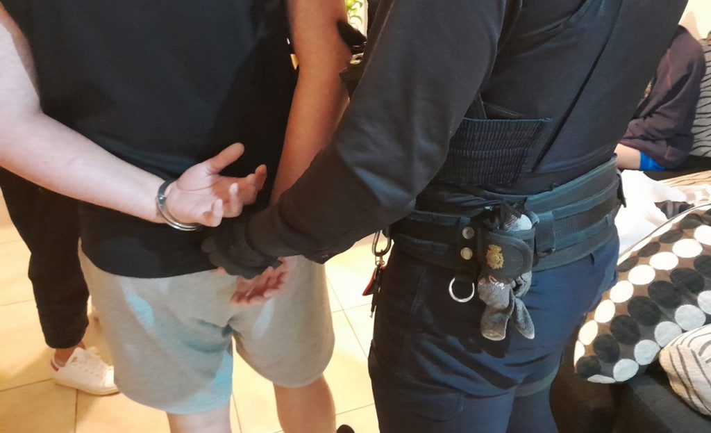 Una joven de 15 años se fuga de su casa en Canarias: acaba denunciando violencia machista de su padrastro