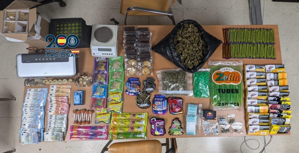 La relaciones públicas les ofrece marihuana sin saber que eran policías de paisano