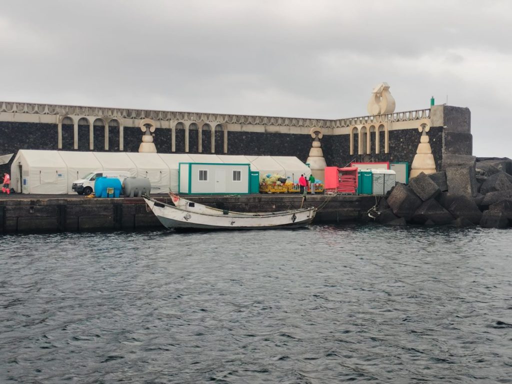 Salvamento acompaña a El Hierro a dos cayucos con 164 personas, 65 de ellos pakistaníes