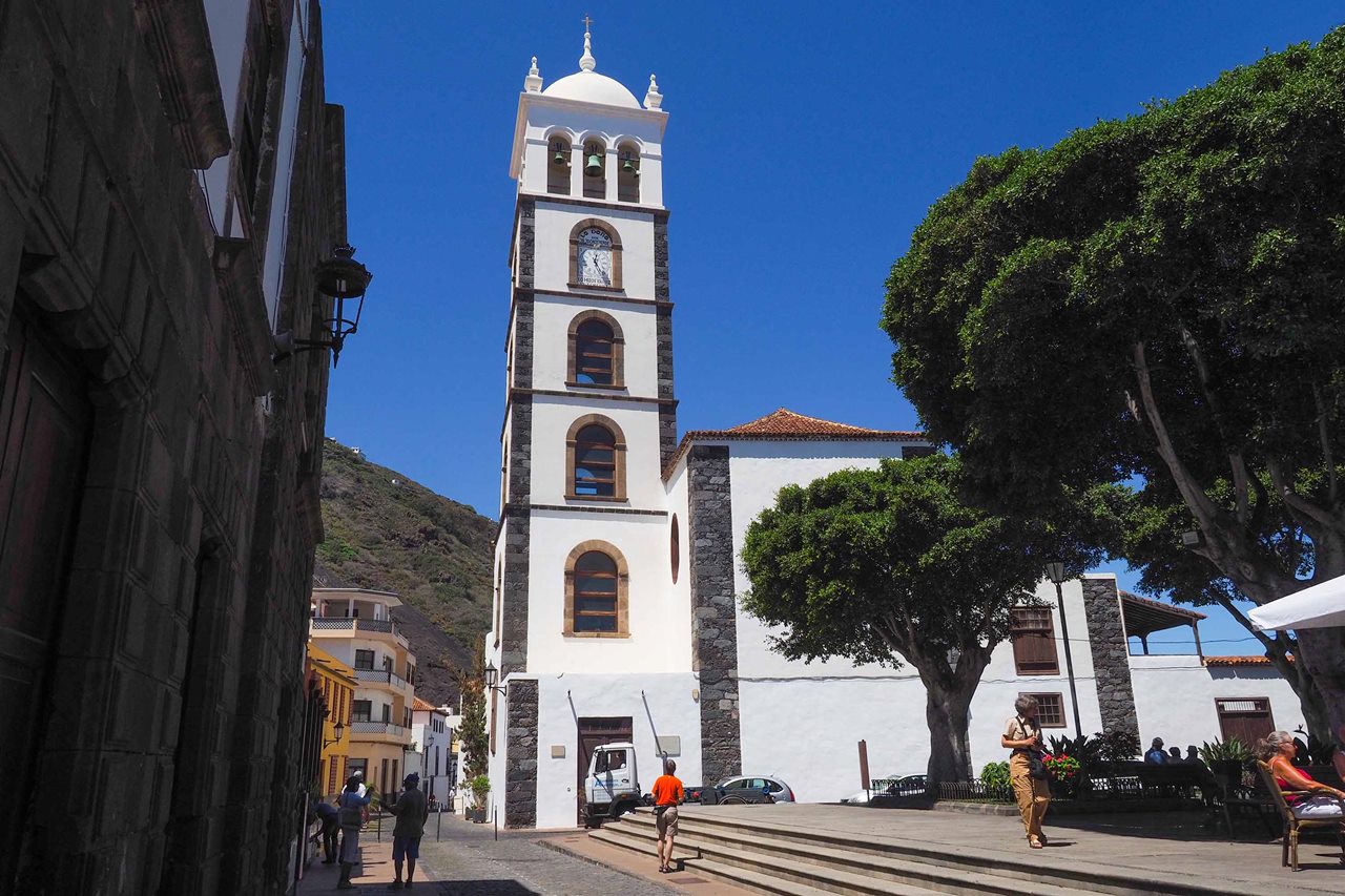 El conjunto histórico de la Villa y Puerto recibe a diario una gran afluencia de visitantes, muchos de los cuales acceden en vehículos privados. Sergio Méndez