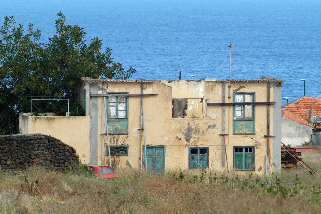 La Casa Amarilla de Puerto de la Cruz: de primer centro de investigación con primates del mundo a caerse a trozos