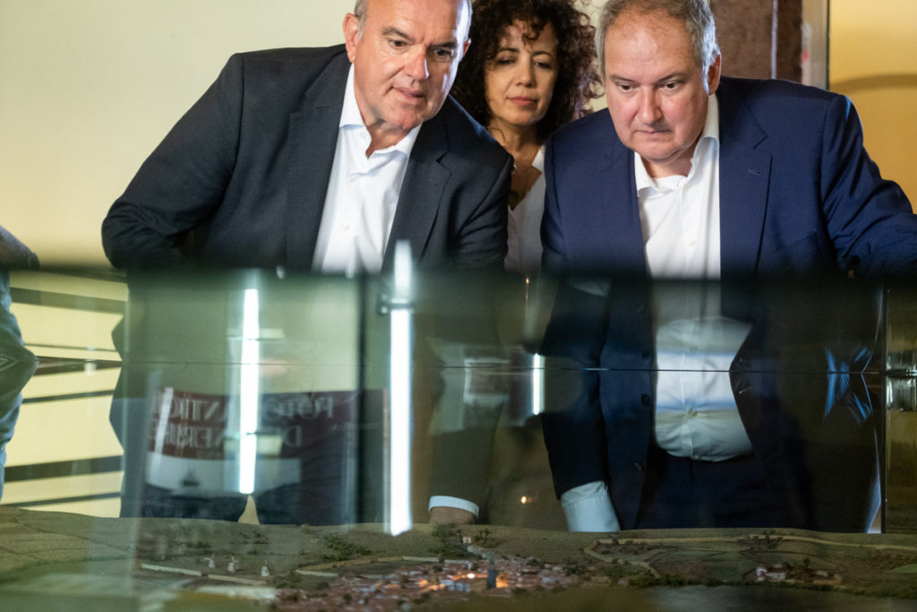 Luis Yeray Gutiérrez agradece al ministro de turismo, Jordi Hereu, su visita a la ciudad. Fran Pallero