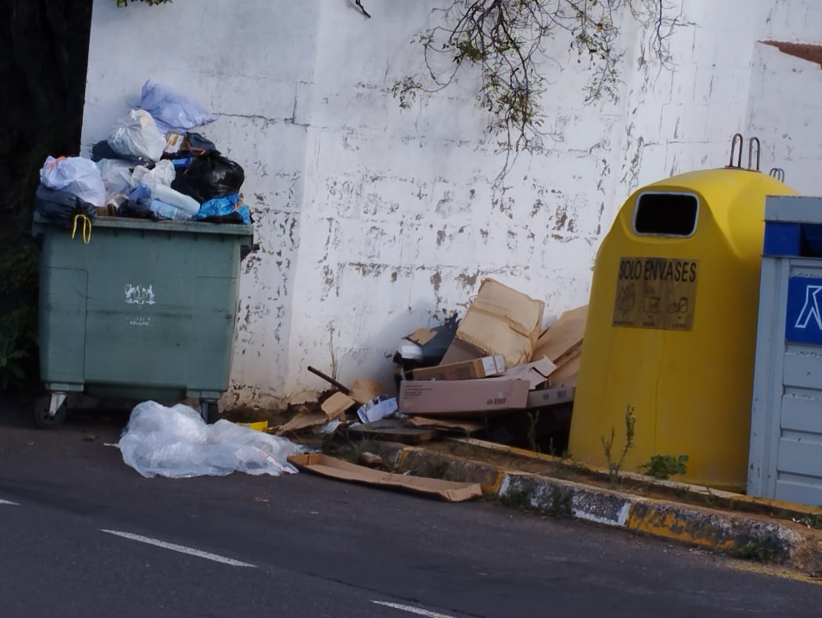 Los vecinos de Garachico se quejan de la suciedad y malos olores por la ...