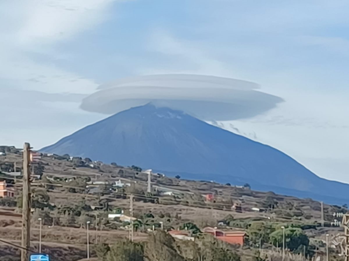 El Teide amanece con un espectacular sombrero