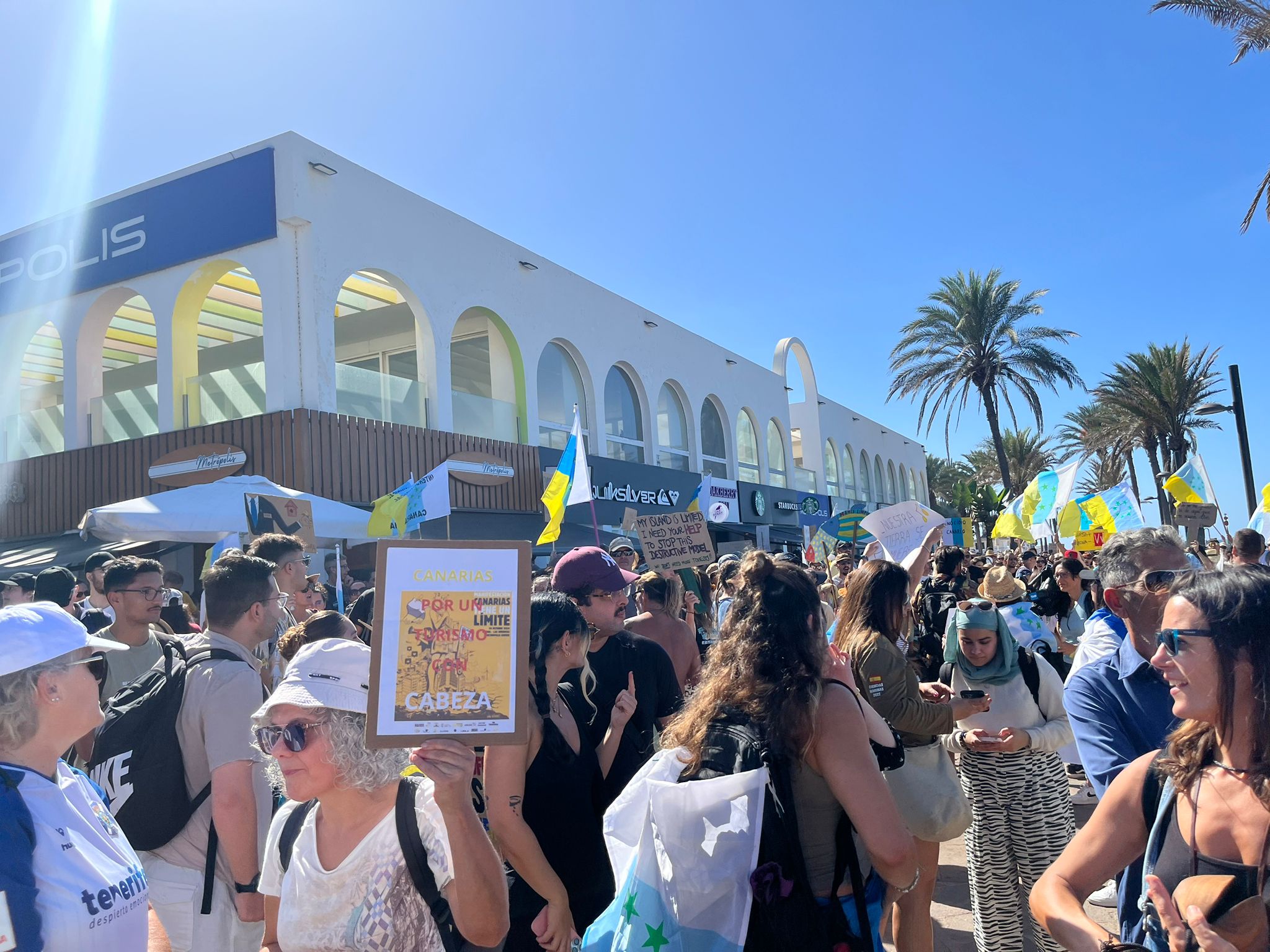 Arrancan las manifestaciones de 'Canarias tiene un límite' en zonas turísticas de las Islas