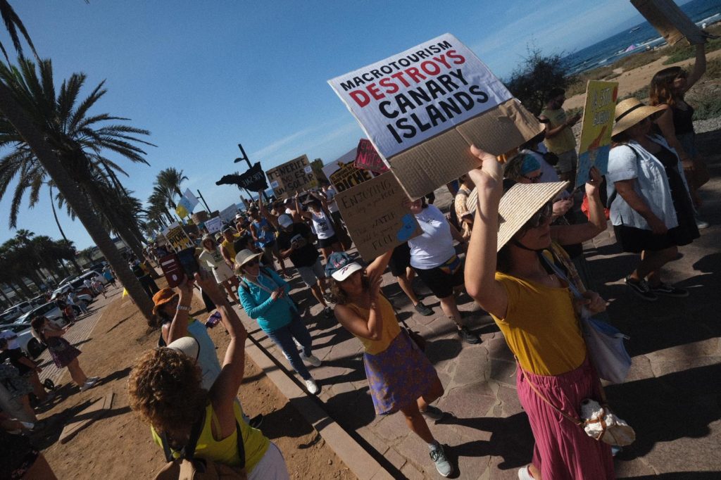 Arrancan las manifestaciones de 'Canarias tiene un límite' en zonas turísticas de las Islas