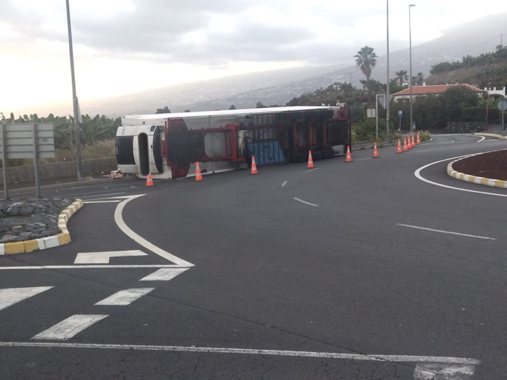 El tráiler que volcó anoche en Los Realejos sigue allí: la policía acude para evitar saqueos
