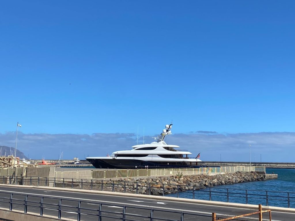 Yate Podium, en el puerto de Santa Cruz: el 'juguete' exclusivo de un multimillonario estadounidense valorado en 120 millones