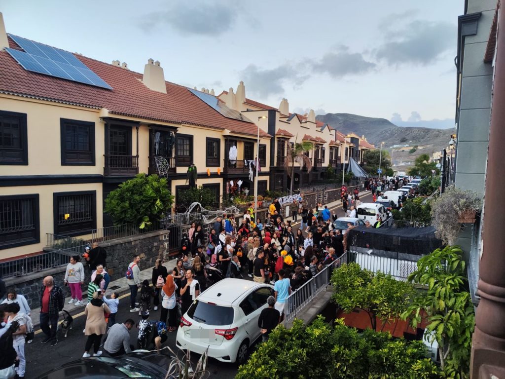 Decenas de personas se congregan en Hinojosa, en Finca España, para celebrar Halloween. DA