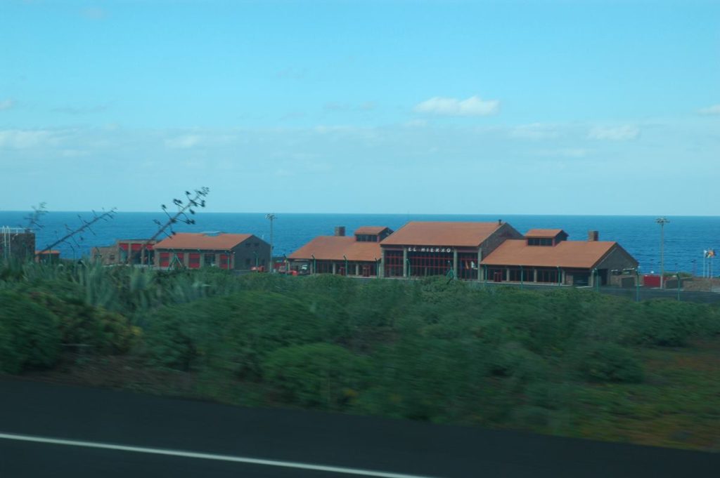 Empresarios de El Hierro piden reorganizar los vuelos de migrantes a Tenerife para evitar pérdida de plazas aéreas