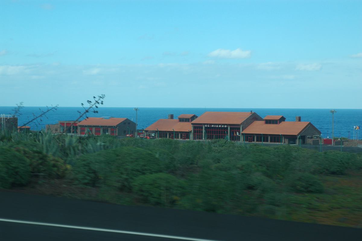 Empresarios de El Hierro piden reorganizar los vuelos de migrantes a Tenerife para evitar pérdida de plazas aéreas