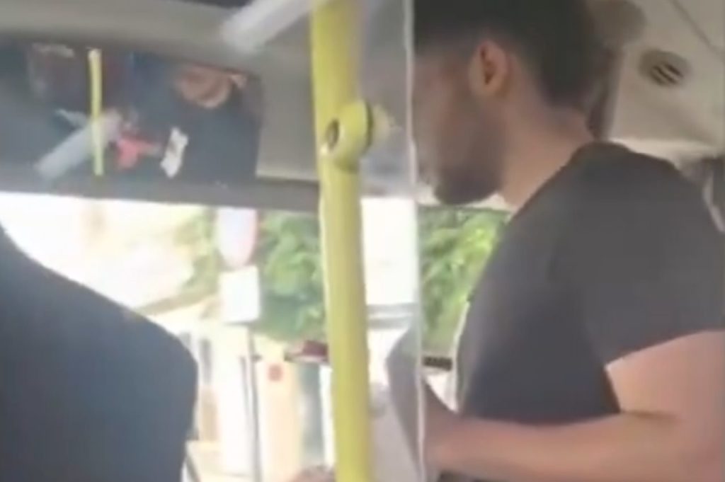 Detenido por tirar una bebida sobre la conductora de una guagua