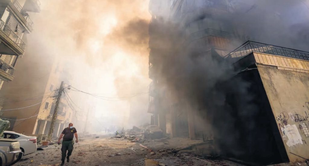 España envía tres aviones a Líbano para la repatriación de 400 personas; en la imagen, un edificio en llamas tras un ataque israelí en el sur de Beirut, ayer. Hassan Ammar (AP/LaPresse)