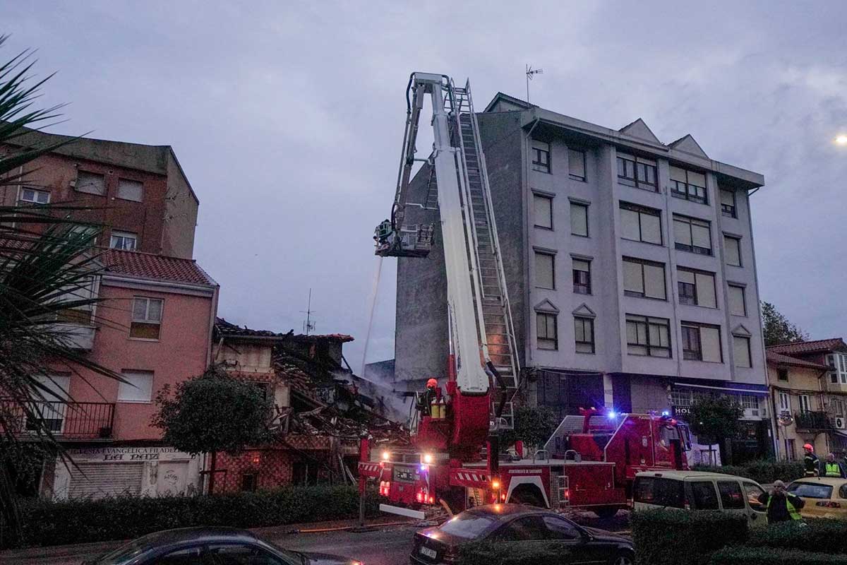 Un muerto y dos desaparecidos tras una explosión de gas en un edificio de Santander