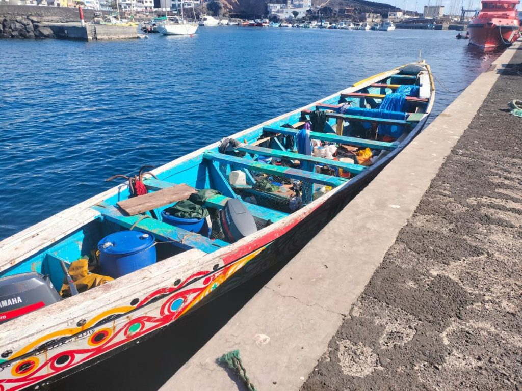 Llegan dos cayucos con casi 300 personas a El Hierro