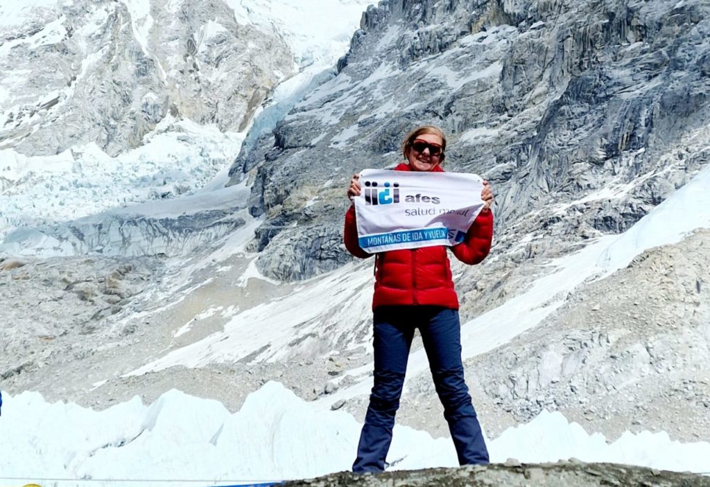 'Fefi' llevó la bandera de Afes al campo base del Everest. DA