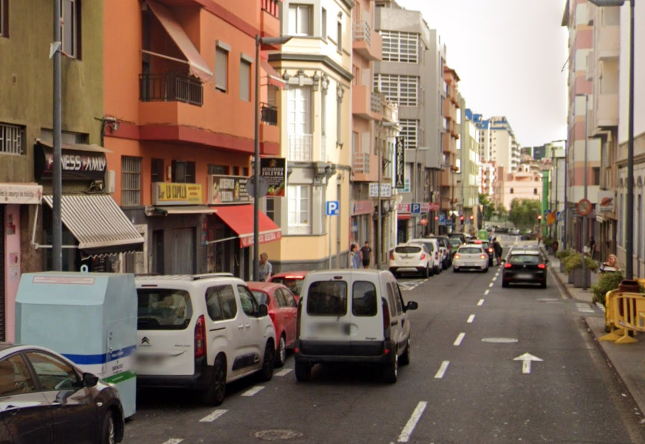 Negocios ubicados en la calle Salamanca de la capital tinerfeña, área que ha padecido recientes atracos. DA