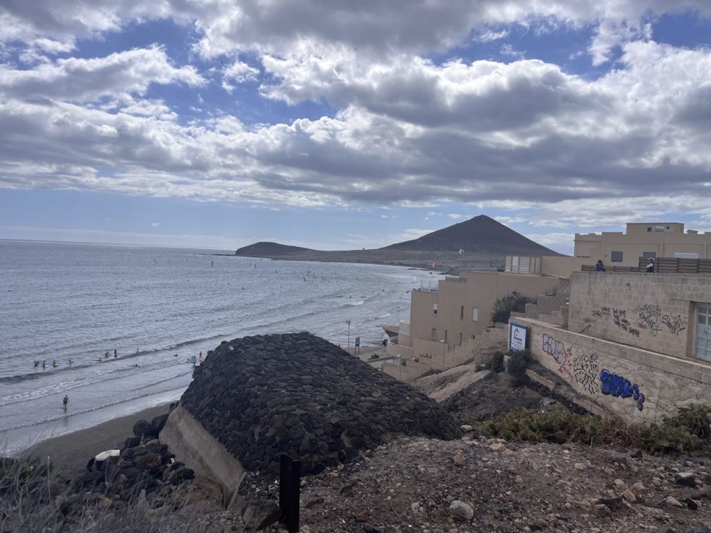 Imagén panorámica de la zona del búnker, con la playa y la Montaña Roja al fondo.