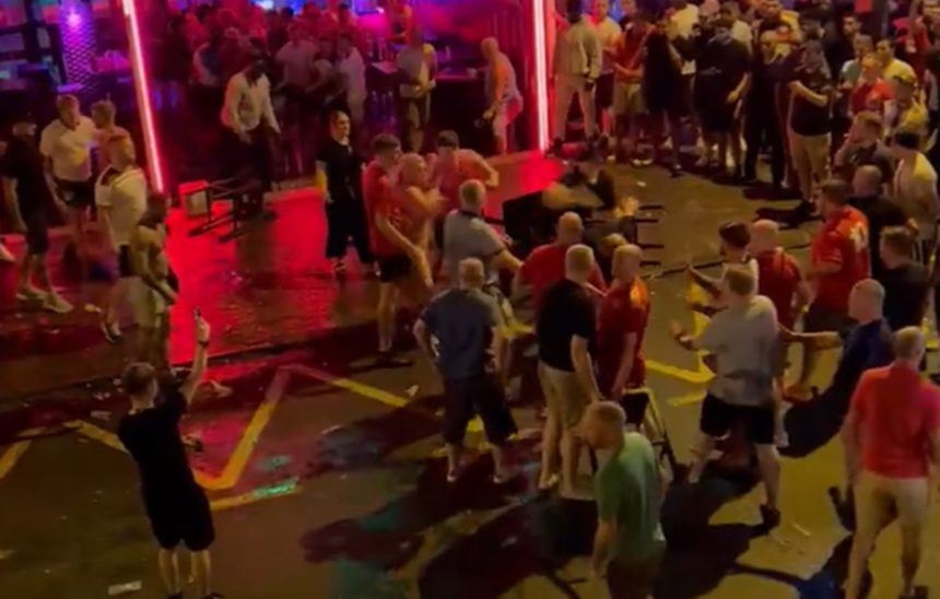 Una agente de la Policía Nacional salva la vida a un joven tras ser apuñalado en Arona