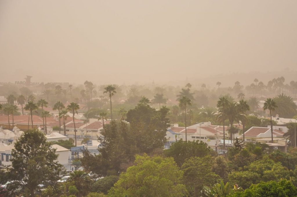 La calima irrumpe en Canarias: así cambiará el tiempo este lunes
