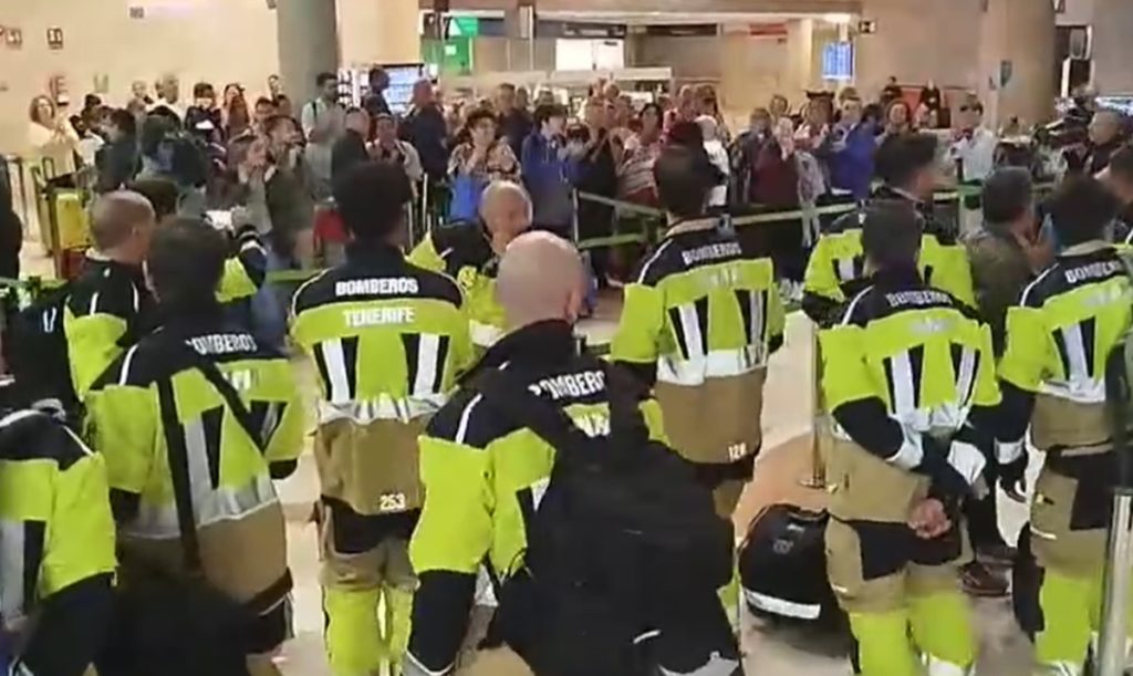 La emocionante despedida a los bomberos canarios que acuden a Valencia a ayudar a los afectados por la DANA