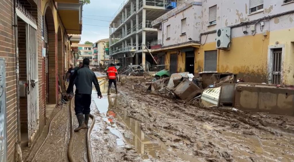 Así trabajan los bomberos canarios en Valencia: achique de agua y revisión de vehículos
