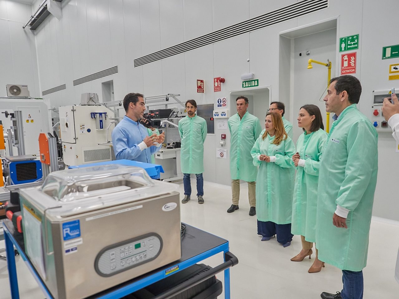 La presidenta insular, la consejera regional de Ciencia y demás representantes políticos, ayer. DA