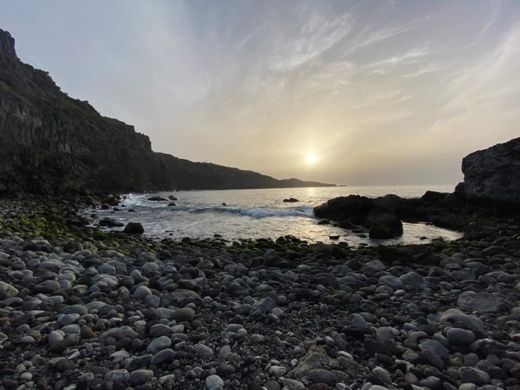 Un helicóptero tiene que rescatar a un hombre en una playa en Tenerife