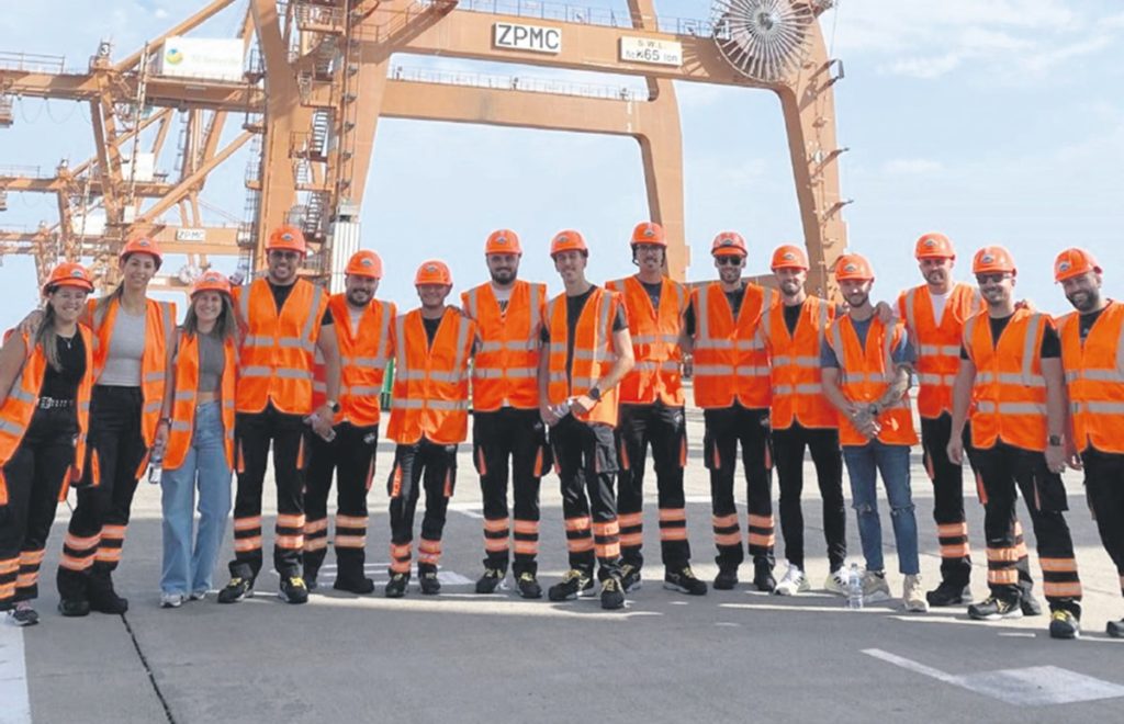 El puerto de Santa Cruz rompe su techo de cristal e incorpora a mujeres estibadoras