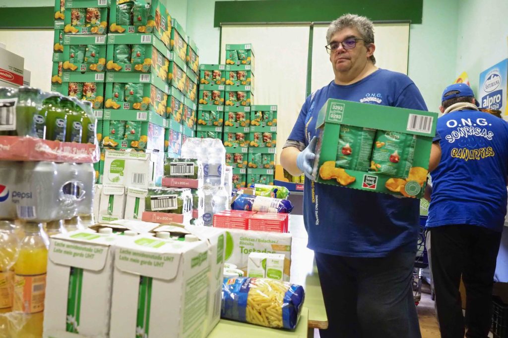 Voluntario de una entidad de reparto de alimentos.