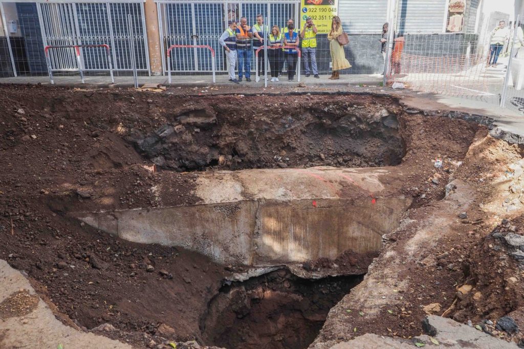 La obra consiste en instalar bajo tierra colectores de recogida de aguas pluviales. Sergio Méndez