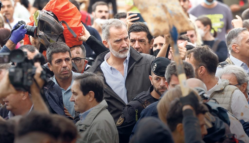 Lanzan barro y piedras a los Reyes, Sánchez y Mazón en su visita a Valencia